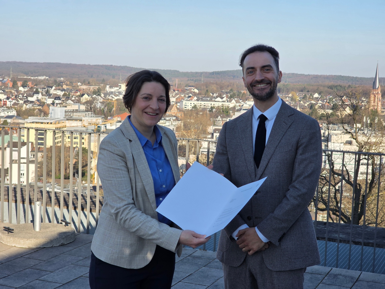 Kristell Köhler, Bereichsleiterin Glaubensorte & Verkündigung im erzbischöflichen Generalvikariat überreicht Dr. Richard Ottinger die Ernennungsurkunde zum Direktor