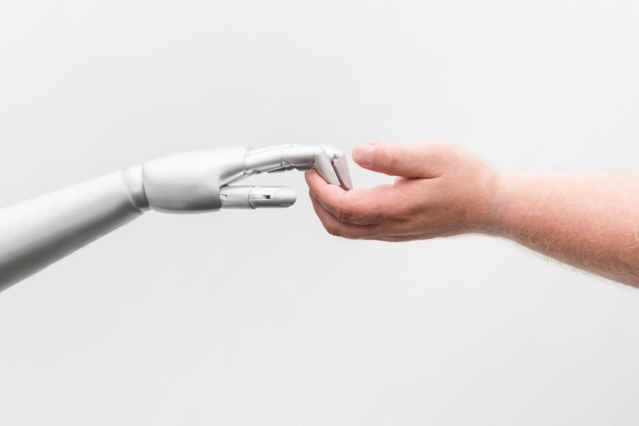 Roboter greift menschliche Hand