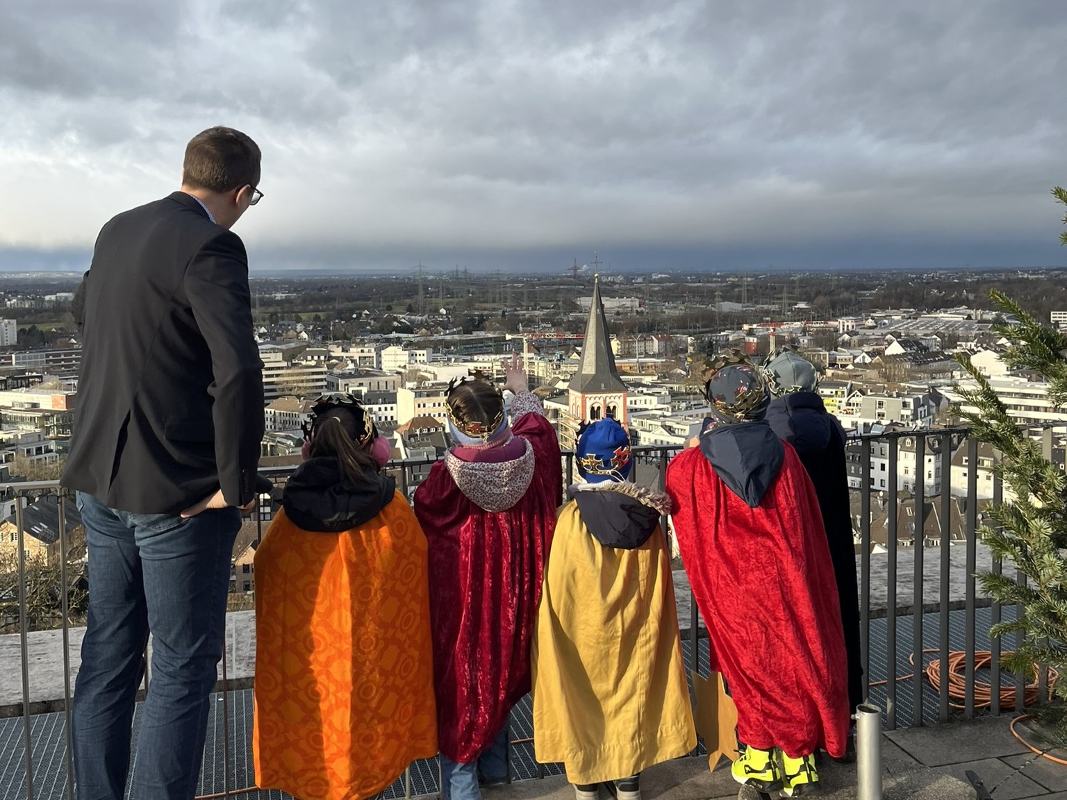 Die Sternsinger genießen den Ausblick von der Dachterrasse